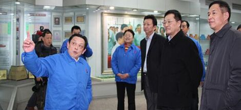 成都市人民政府市長(zhǎng)葛紅林到成都彩虹集團(tuán)調(diào)研