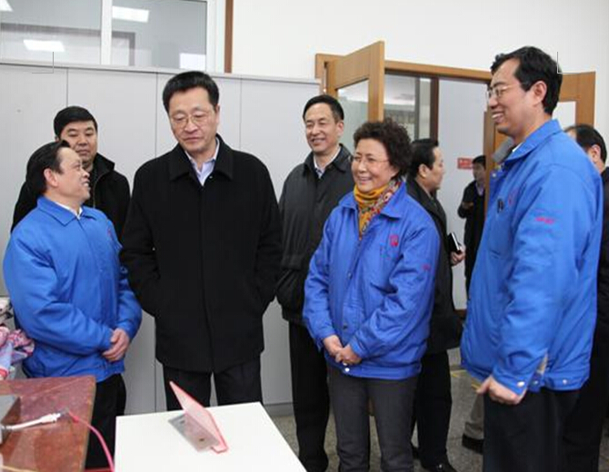 彩虹集團(tuán)董事長帶葛市長等相關(guān)領(lǐng)導(dǎo)視察質(zhì)量中心