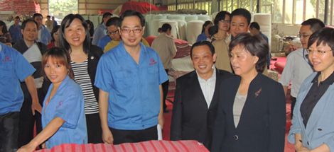市委常委、市總工會主席趙小維慰問化纖分公司殘疾員工