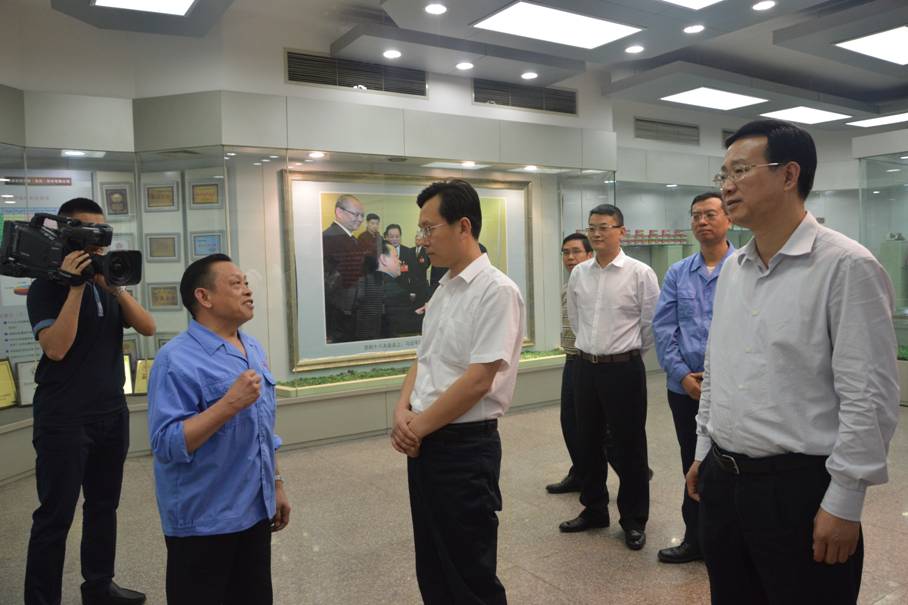 彩虹集團劉榮富董事長向胡元坤部長介紹公司發(fā)展史