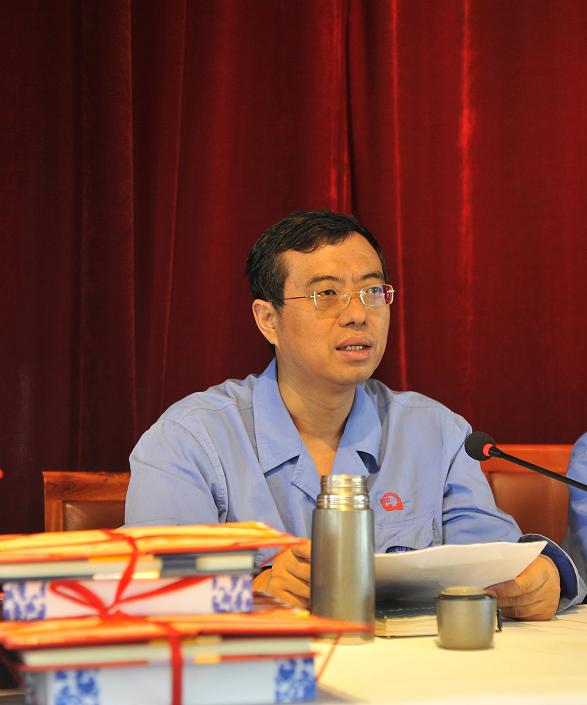 成都彩虹集團(tuán)總經(jīng)理黃朝萬同志