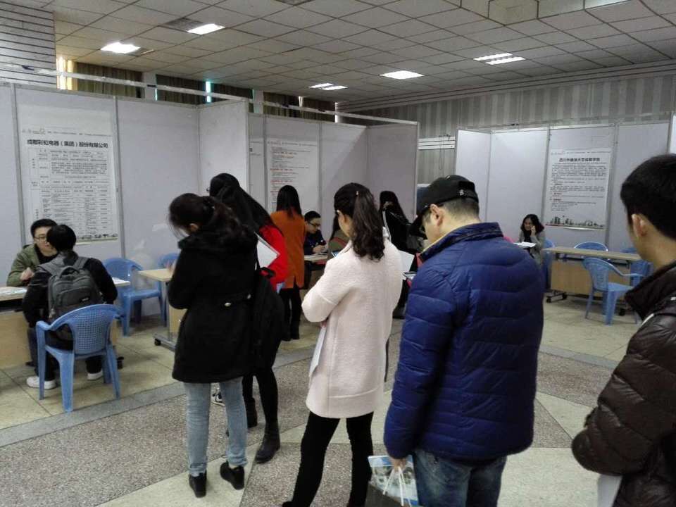 成都彩虹集團(tuán)參加2015年成都市重點(diǎn)企業(yè)湖南大學(xué)招聘會(huì)