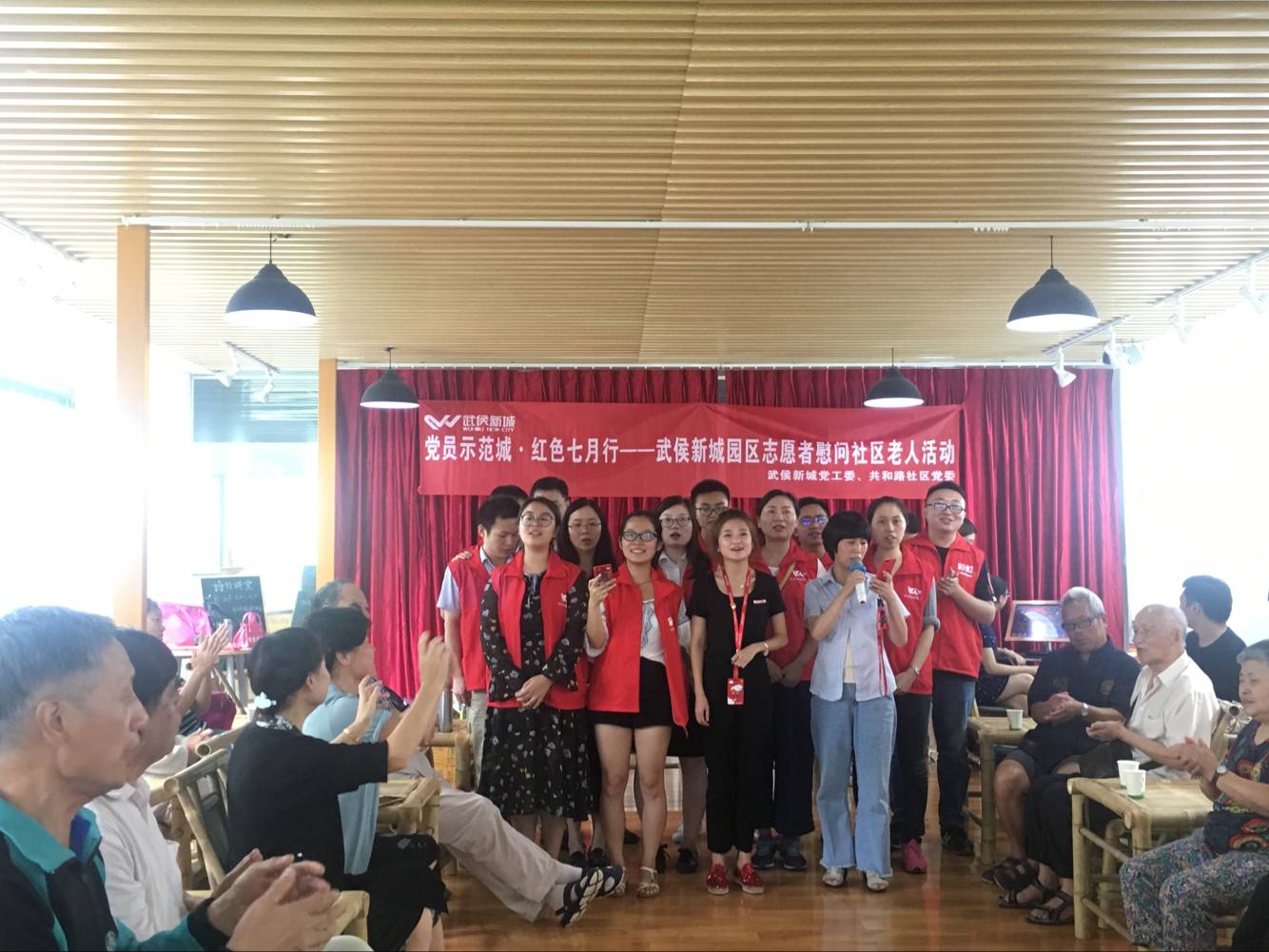 成都彩虹集團(tuán)七彩青年志愿隊(duì)參加慰問(wèn)社區(qū)老人活動(dòng)