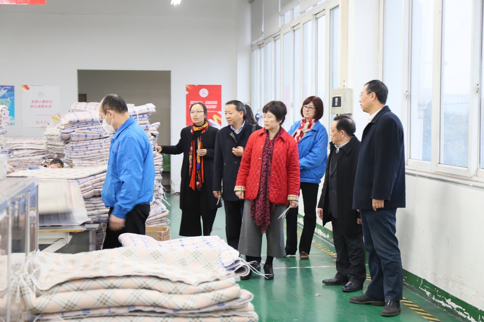 中國輕工業(yè)聯(lián)合會副會長何燁一行蒞臨成都彩虹集團(tuán)參觀指導(dǎo)