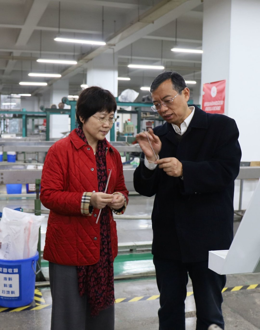 中國輕工業(yè)聯(lián)合會副會長何燁一行蒞臨成都彩虹集團(tuán)參觀指導(dǎo)