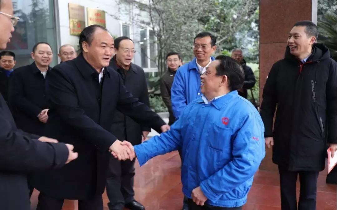 成都市政協(xié)主席李仲彬蒞臨成都彩虹集團調(diào)研民營經(jīng)濟健康發(fā)展大會貫徹落實情況