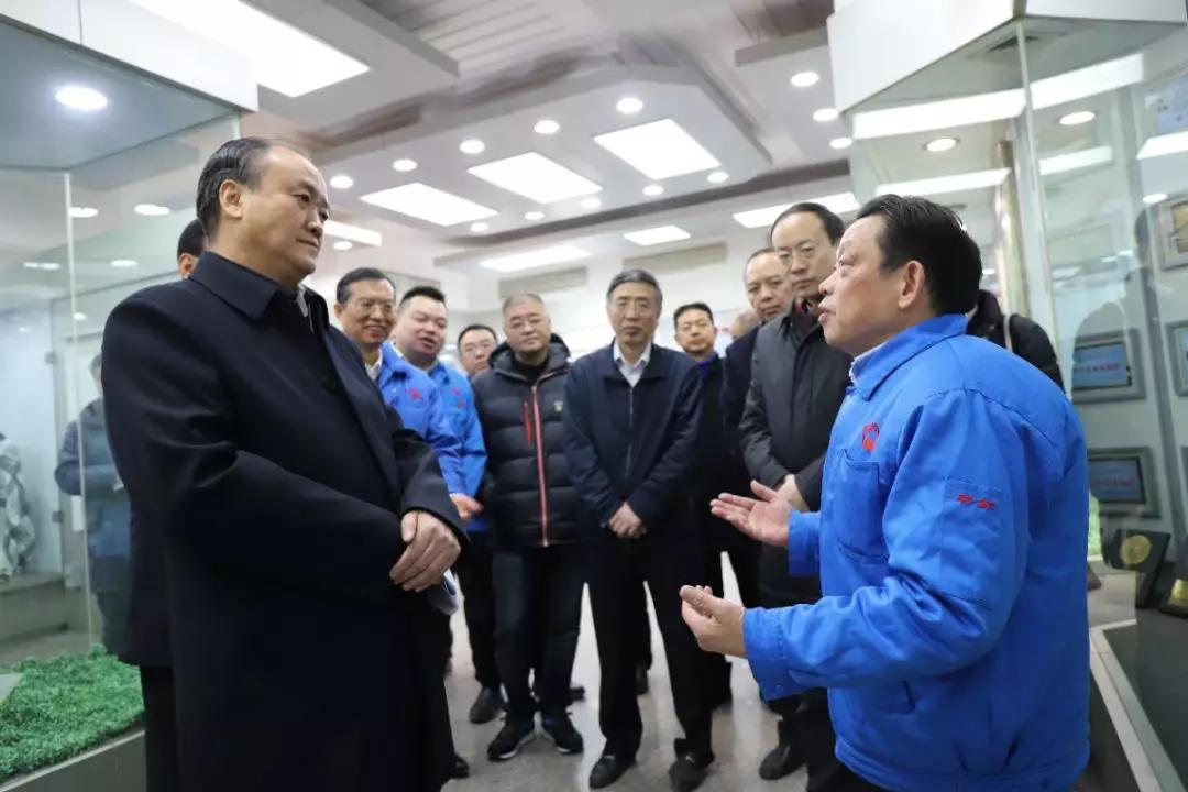 成都市政協(xié)主席李仲彬蒞臨成都彩虹集團調(diào)研民營經(jīng)濟健康發(fā)展大會貫徹落實情況