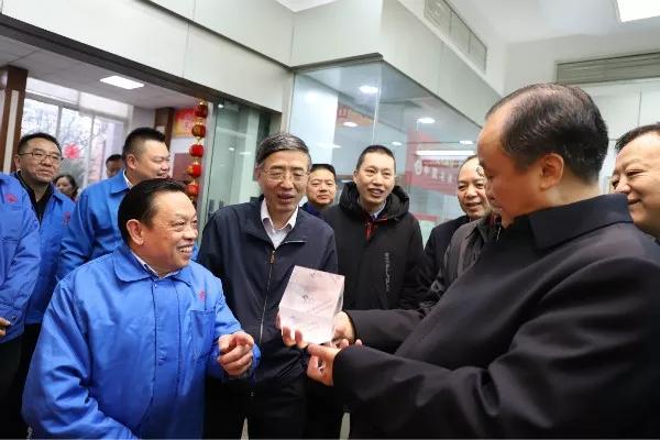 成都市政協(xié)主席李仲彬蒞臨成都彩虹集團調(diào)研民營經(jīng)濟健康發(fā)展大會貫徹落實情況