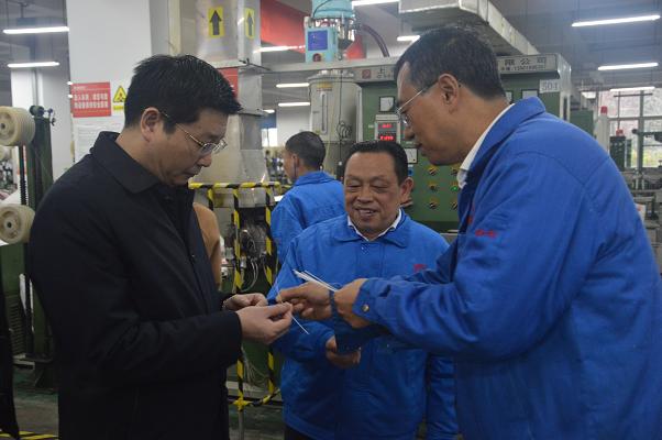 市委常委、市委統(tǒng)戰(zhàn)部部長、市總工會主席吳凱一行蒞臨成都彩虹集團調(diào)研