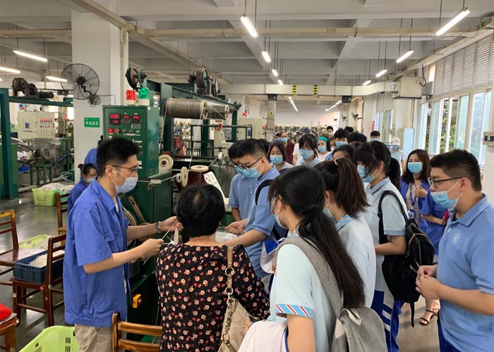 走進(jìn)彩虹科普基地，開展衛(wèi)生防疫體驗(yàn)