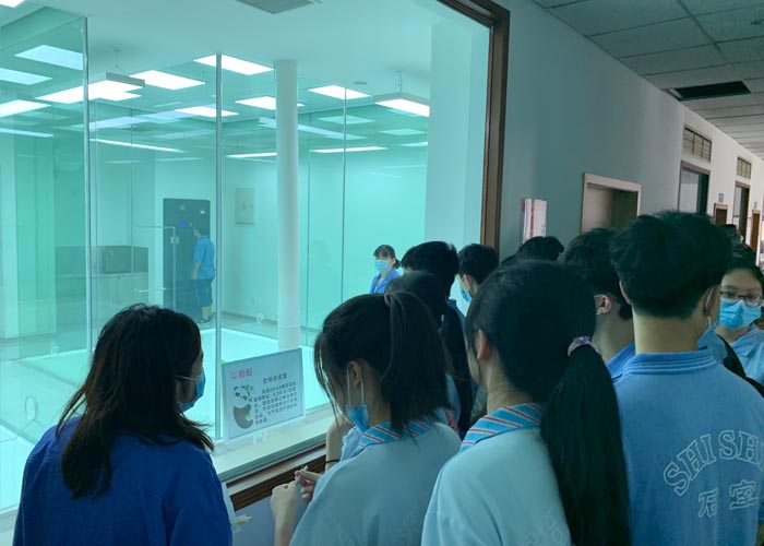 走進(jìn)彩虹科普基地，開展衛(wèi)生防疫體驗(yàn)