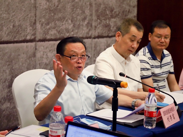 成都彩虹集團董事長劉榮富代表第四屆電熱毯專委會主任委員單位講話