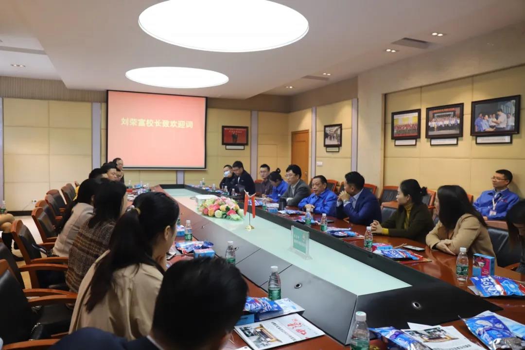 四川行動(dòng)教育校長(zhǎng)EMBA41期校友走進(jìn)成都彩虹集團(tuán)游學(xué)交流