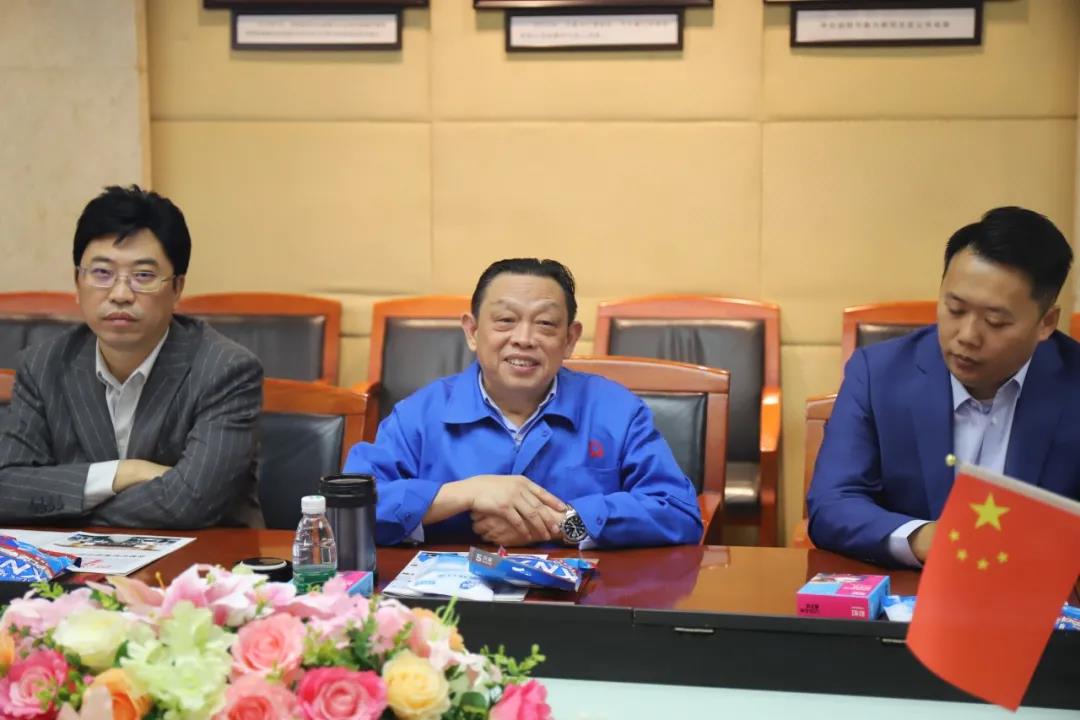 四川行動(dòng)教育校長(zhǎng)EMBA41期校友走進(jìn)成都彩虹集團(tuán)游學(xué)交流