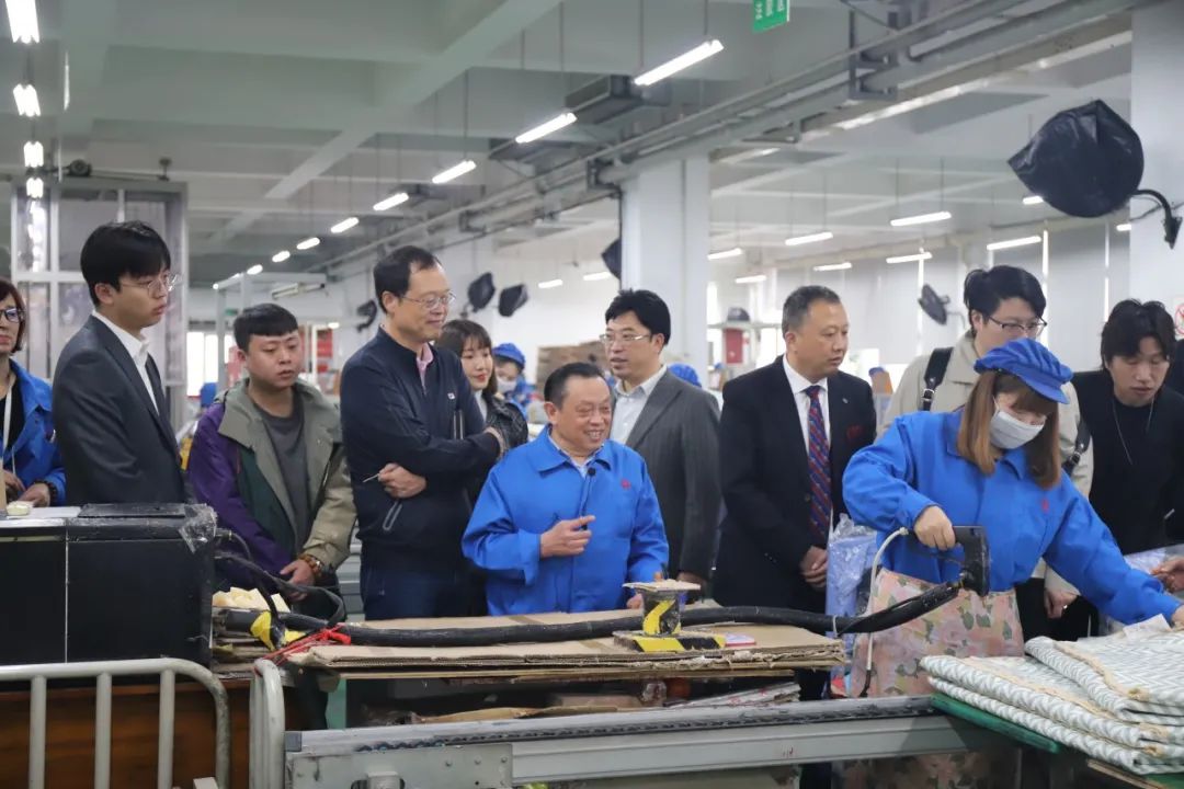 四川行動(dòng)教育校長(zhǎng)EMBA41期校友走進(jìn)成都彩虹集團(tuán)游學(xué)交流