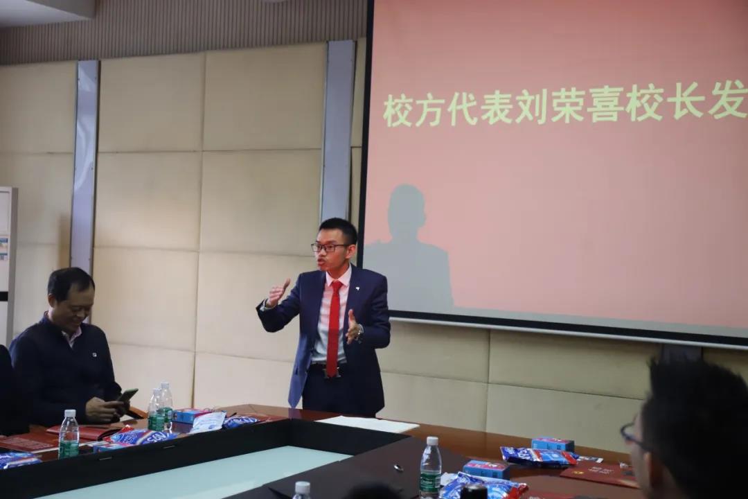 四川行動(dòng)教育校長(zhǎng)EMBA41期校友走進(jìn)成都彩虹集團(tuán)游學(xué)交流