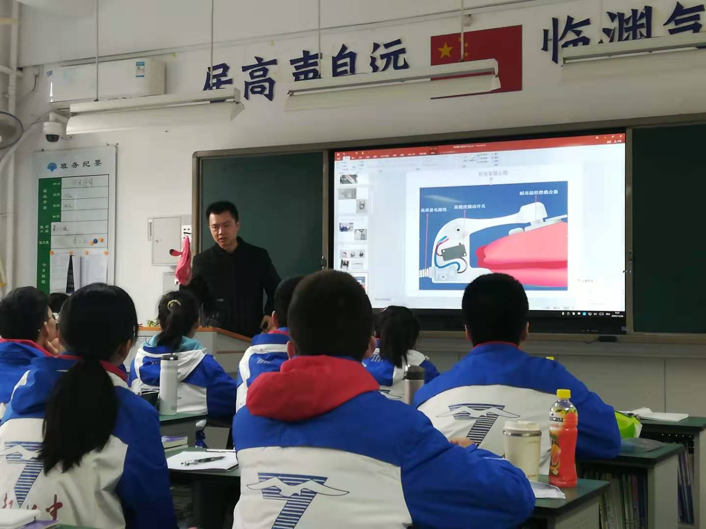 成都彩虹集團(tuán)與成都七中創(chuàng)新科普一日游活動