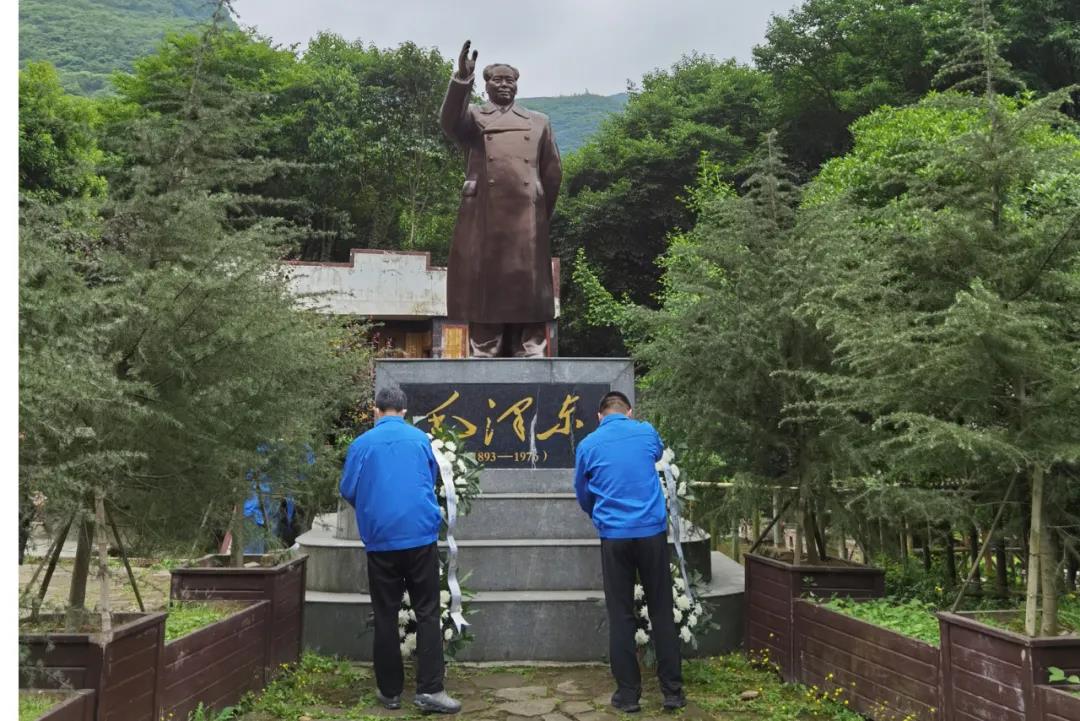 彩虹集團(tuán)黨委委員、總經(jīng)理黃朝萬，黨委委員、常務(wù)副總經(jīng)理劉斌向毛主席銅像敬獻(xiàn)花籃，全體黨員向偉人銅像鞠躬致敬