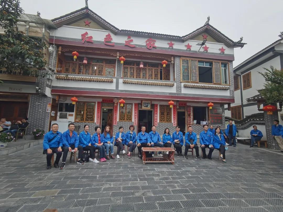 沿著習(xí)近平總書記走過的足跡，彩虹黨員們走近花茂村，感受在黨的領(lǐng)導(dǎo)下，依靠鄉(xiāng)村振興走上致富道路
