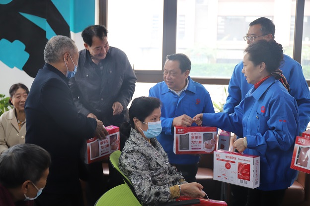 成都彩虹集團(tuán)行政黨支部重陽(yáng)送溫暖黨建主題活動(dòng)